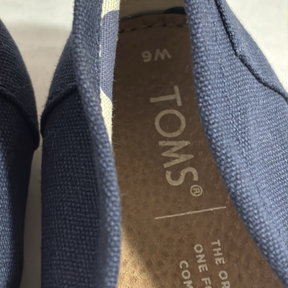 TOMS Dark Blue Canvas Slip-Ons Excellent Condition - Picture 2 of 4